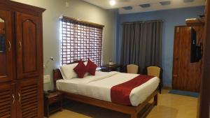Кровать или кровати в номере Laurel Heights Resort Idukki