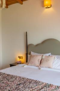 Letto o letti in una camera di Seclude Ramgarh Willows
