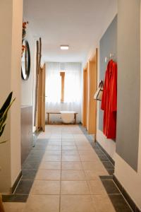 un pasillo largo con una habitación con chaqueta roja en Freien Living Angerberg, en Angerberg