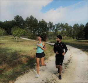 een man en een vrouw die over een onverharde weg rennen bij Acquaghiaccia Spa & Country House in Vagli