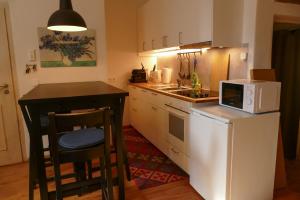 Una cocina con un refrigerador blanco y un microondas. en Ferienwohnung Mainromantik, en Winterhausen 17 fotos más