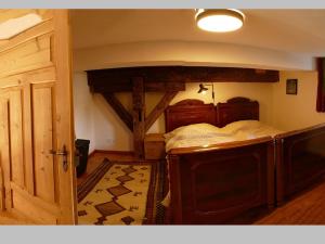 um quarto com uma cama num quarto em Ferienwohnung Mainromantik em Winterhausen