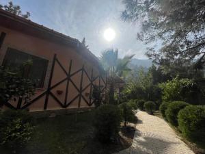 Ein Garten an der Unterkunft İpek Apart Hotel