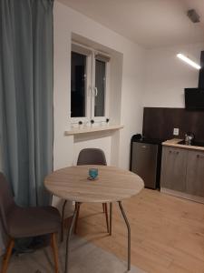 a table and two chairs in a living room at Apartament Zamkowy in Malbork
