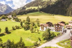 - une vue aérienne sur un complexe dans les montagnes dans l'établissement Untermairhof Appartment Residence, à Selva dei Molini