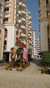 eine Statue eines Elefanten, der vor einem Gebäude steht in der Unterkunft Green Beach Homes in Puri