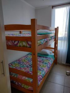 quelques lits superposés dans une chambre dans l'établissement Departamento Coquimbo a pasos de la playa, à Coquimbo 13 autres photos