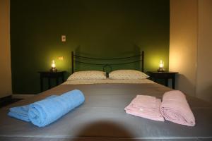 ein Schlafzimmer mit einem Bett mit zwei Handtüchern darauf in der Unterkunft Casa di Luce LightHouse in Reggio di Calabria