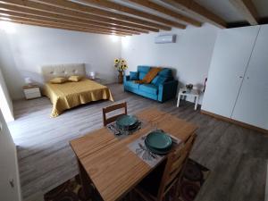 塞爾韋拉新鎮的住宿－Cantinho do Sossego，客厅配有床和餐桌