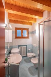 a bathroom with two toilets and a sink at Happy Guest Apartments - Lake & Relax in Riva di Solto