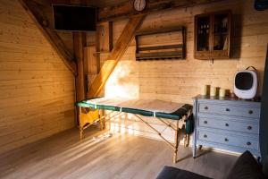 Foto de la galería de Charmante Cabane dans les arbres avec jacuzzi et sauna en Boismorand