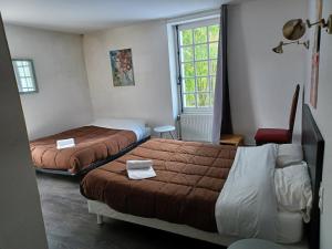 Katil atau katil-katil dalam bilik di L'Auberge de la Forêt