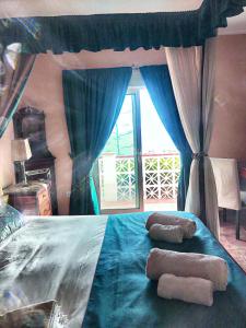 ベナルマデナにあるVilla Magica Andalucía Charmのベッドルーム1室(枕2つ付)