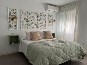 ein Schlafzimmer mit einem großen Bett mit Handtüchern darauf in der Unterkunft Apartamento La Luna de Villaceballos con PARKING GRATUITO in Córdoba