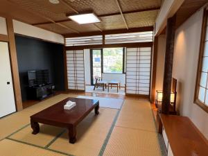 Una televisión o centro de entretenimiento en 熱海温泉　実の別荘