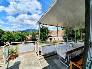Balkón nebo terasa v ubytování Sunhome Stepanavan Guest House
