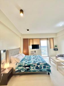 - une chambre avec un lit et une télévision dans l'établissement Luxury Hotel Type Condo near NAIA Manila Airport, à Manille