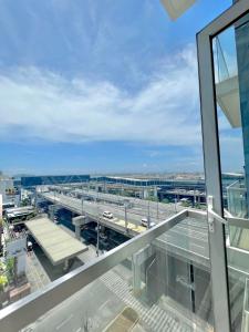 - une vue sur l'aéroport depuis le balcon d'un bâtiment dans l'établissement Luxury Hotel Type Condo near NAIA Manila Airport, à Manille
