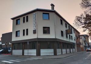 ein Gebäude an der Ecke einer Straße in der Unterkunft LAERTE PALACE HOTEL in Mogliano Veneto