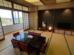 Un lugar para sentarse en 熱海温泉　実の別荘