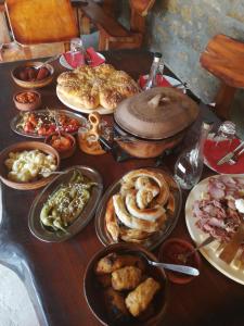 einen Tisch mit vielen verschiedenen Lebensmitteln in der Unterkunft Stara Planina Vila Vesela kuca in Jalovik Izvor