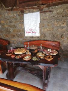Ein Tisch mit einem Haufen Teller Essen drauf. in der Unterkunft Stara Planina Vila Vesela kuca in Jalovik Izvor