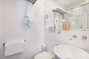Vannituba majutusasutuses Idyllia lighty flat with views in Trastevere