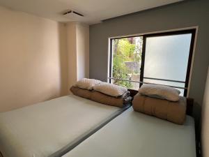 Una cama o camas en una habitación de 熱海温泉　実の別荘