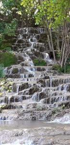 eine steinerne Treppe mit Wasser, die ihn hinunterfließt in der Unterkunft Stara Planina Vila Vesela kuca in Jalovik Izvor