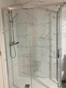 una doccia con una porta in vetro in un bagno di GARDEN VIEW APARTMENT a Horta Altre 27 foto