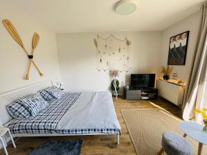 Televízia a/alebo spoločenská miestnosť v ubytovaní Apartament Morski Keja I Kołobrzeg Podczele