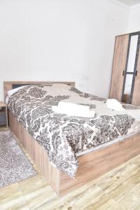 een slaapkamer met een bed met een zwart-witte deken bij Gyumri Square in Gjoemri
