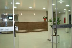 a lobby with a sign that says i best bear hotel at Brisa Parque Hotel in Erechim