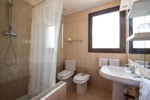 Ένα μπάνιο στο Apartamentos Haus Am Meer +26 φωτογραφίες
