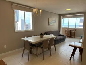 sala de estar con mesa y sofá en Apartamento Central Super Localização, en Torres