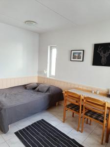 une chambre avec un lit, une table et des chaises dans l'établissement Saunallinen lomahuoneisto LeviStar 1, à Kittilä