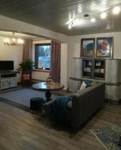 Haus Hirt-Nettetal في نتيتال: غرفة معيشة مع أريكة وطاولة