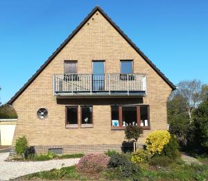a house with a balcony on the side of it at Haus Hirt-Nettetal in Nettetal