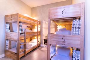 Tempat tidur susun dalam kamar di HOPESTEL Secret Garden Napoli