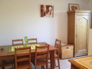 comedor con mesa de madera y sillas en Bulle de tendresse en Provence - Parking Piscine & Jaccuzzi - Peypin, en Peypin