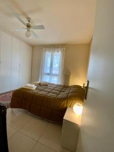una camera con letto e ventilatore a soffitto di Elena Apartment Residence a Bardolino
