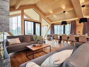 a living room with a couch and a table at Bergresort Hauser Kaibling by ALPS RESORTS in Haus im Ennstal
