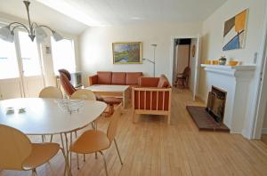 sala de estar con sofá, mesa y chimenea en Plesners Anneks, en Skagen