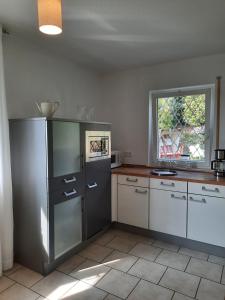 una cocina con electrodomésticos de acero inoxidable y una ventana en Idyll, en Welferode