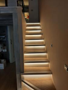 een trap met verlichting aan de zijkant van een gebouw bij La Cabina in Chiavari