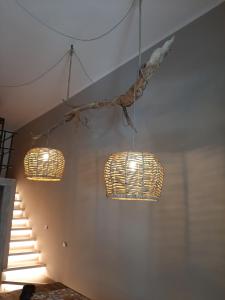 drie lampen hangen aan een plafond met een trap in een kamer bij La Cabina in Chiavari