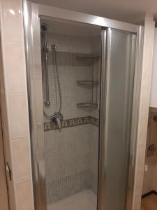 een douche met een glazen deur in een badkamer bij La Cabina in Chiavari +7 foto's