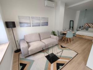 salon z kanapą i łóżkiem w obiekcie Apartamento Parras w Maladze