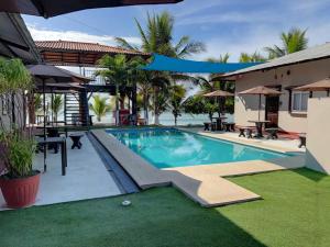 una imagen de una piscina en un complejo en Big Daddy's Beach Club & Hotel, en Puerto Armuelles