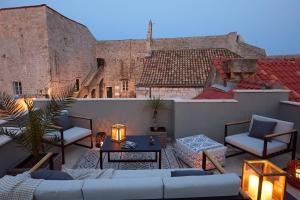 Posezení v ubytování Villa inside the Old town with private terrace and floor heating